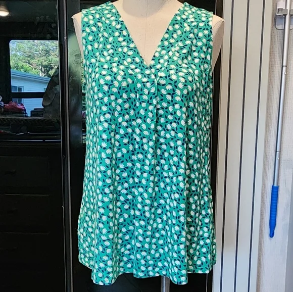 Croft & Barrow Green Sleeveless Blouse with V-Neck - Picture 2 of 6